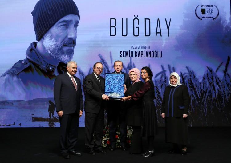 <p>Cumhurbaşkanı Erdoğan, konuşmasının ardından eşi Emine Erdoğan ile birlikte Kaplanoğlu ve eşi Leyla İpekçi'ye hediye takdim etti.</p>