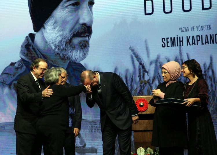 <p>Cumhurbaşkanı Recep Tayyip Erdoğan ve Başbakan Yıldırım ile eşleri, Kaplanoğlu'nun annesinin elini öptü.</p>
