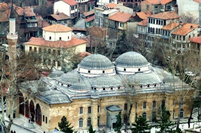 <p><strong>Kütahya Ulu Camii</strong></p>

<p>1381 yılında inşa edilen Kütahya Ulu Camii, şehrin merkezinde bulunmaktadır. Caminin en önemli özelliği şehrin en büyük iç alana sahip ibadet mekanı olmasıdır.</p>
