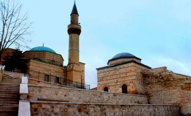 <p><strong>İshak Fakih Camii</strong></p>

<p>Germiyan eserlerinden biri olan İshak Fakih Camii,Kütahya Merkez’in gezilecek tarihi mekanlarından biridir. 1433 yılında inşa edilen cami, gösterişli bir cepheye sahiptir.</p>
