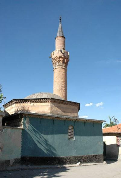 <p><strong>Kütahya Kurşunlu Camii</strong></p>

<p>Kütahya Merkez’in tarihi yerlerinden biri olan Kurşunlu Camii, kolay bir ulaşım yoluna sahiptir. Paşam Sultan Mahallesi’nde yer alıyor. 1377-1378 yılları arasında inşa edilen bu ibadet mekanı Kasım Paşa Camii olarak da bilinmektedir. Caminin kitabesinde;<br />
Cami, Ahi Şeyhi Mahmud bin Şeyh Alaeddin tarafından yaptırılıp; 1520 yılında Kasım Paşa tarafından onartılmıştır. Kurşunlu Camii, kare planlı inşa edilmiştir. yapımında kesme taş ve tuğla kullanılmıştır. Minaresi ise orijinalliğini korumaktadır.</p>
