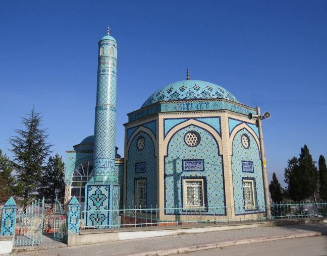 <p><strong>Kütahya Çinili Camii</strong></p>
<p>Türkiye’de ve dünyada eşi benzeri olmayan Kütahya Çinili Camii, hem dış mimarisiyle hem de iç mimarisiyle görenlerin büyük bir hayranlığını kazanıyor.</p>
<p>Kütahya’nın simgesi durumundaki Çinili Camii, Orta Asya Türk mimarisinin örnek alınarak hayata geçirildiği bir yapı özelliği taşımaktadır. İçi ve dışı çinilerle süslendiği için Çinili Camii olarak adlandırılmıştır.</p>