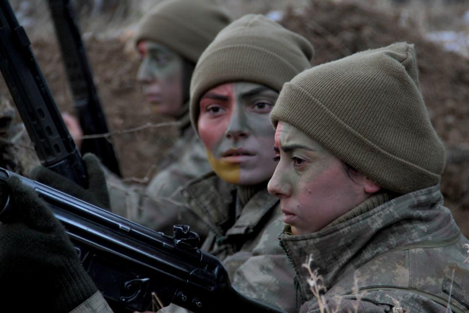 <p><strong>Astsubay adayları hangi eğitimleri alıyor?</strong><br />
<br />
Birinci Astsubay Eğitim Bölüğü Takım Komutanı Jandarma Öğretmen Üsteğmen Begüm Çardak ise kadın ve erkek öğrencilerin aldıkları eğitimler hakkında bilgi verdi.</p>
