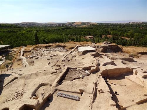 <p>SLANTEPE HÖYÜĞÜ</p>

<p>1961’den beri kazısı İtalyanlar tarafından yapılan öre yeri oldukça büyük bir alana sahiptir ve Unesco Dünya Mirası Listesi’ne alınması için başvuruda bulunulmuştur.</p>

<p>Dünya’nın En Eski Kerpiç Sarayı’nın bulunduğu alanda sizi Asur aslantepe (2)Kralının heykeli ve aslan heykelleri karşılıyor. Aynı zamanda alanda o zamanların evlerini s  imgeleyen bir ev yapılmış ve bu alan M.Ö. 2000 – M.S. 1000 yıllarına kadar kullanılmış.</p>

<p>Gerçekten eski ve tarihin mühendislik, mimarlık eserleriyle dolu bu alanı gezmek insanın ufkunu genişletiyor ve güzel Malatya’nın nelere şahitlik ettiğini gözler önüne seriyor.</p>
