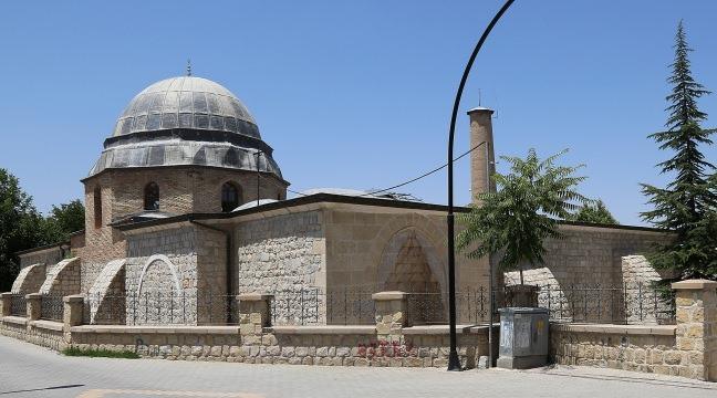 <p>BATTALGAZİ ULU CAMİ</p>

<p>1.Alaeddin Keykubadulu cami tarafından 1224 yılında yapılan ve Anadolu’da Büyük Selçuklu mimarisini taşıyan tek cami olma özelliğine sahiptir. Bunun yanında Battalgazi halkı için Cuma namazı vakitlerinde yalnızca bu camii hizmet vermektedir. Editör olarak burayı yazıyla anlatmaya zorlanıyorum çünkü oraya girdiğinizde içinizde uyanan uhrevi duygular sizi 2 rekat namaz kılmaya yönlendiriyor. Bir çok tarihi mekanda olduğu gibi hissedilmesi gereken bir başka yer.</p>
