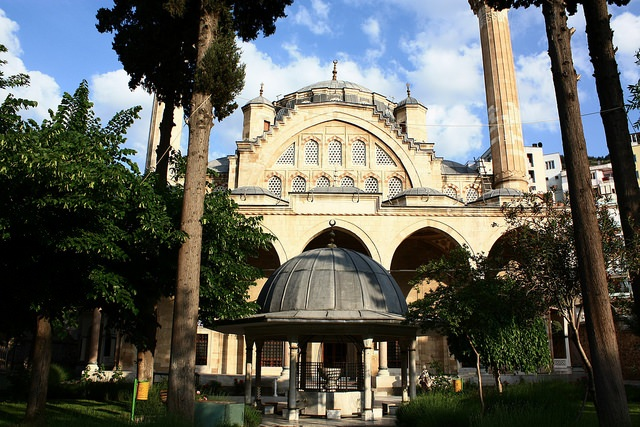 <p><strong>Manisa Muradiye Camii</strong></p>

<p>Manisa’nın il merkezine bağlı olan Sultaniye semtindeki Muradiye Camii, Mimar Sinan Eserleri arasında gösteriliyor.</p>

<p>Mimar Sinan’ın 90’lı yaşlarında projesini çizdiği cami, Koca Sinan’ın talebelerinden olan Mimar Mahmut Ağa tarafından inşasına başlanmış, fakat Mahmut Ağa’nın ani ölümü nedeniyle caminin yapımına Mimar Mehmet Ağa devam etmiştir. Mimar Sinan yaşı itibariyle sadece projesini çizdiği bu camiyi hiç görememiştir.</p>

<p>Cami, Osmanlı mimarisinin genel özelliklerini taşımakta. III. Murat adına inşa edilmiş olan külliyenin bir parçası olan caminin iki minaresi bulunuyor. Yanında ise külliyenin diğer parçaları olan imarethane ve medrese yer alıyor.</p>
