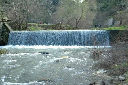 <p><strong>Kurşunlu Kaplıcaları</strong></p>

<p>Manisa’nın Salihli ilçesinde bulunan Kurşunlu Kaplıcaları, ilçe merkezine 6 kilometre uzaklıktadır. Muhteşem bir vadi içinde bulunan kaplıcalar, hem şifalı sularını sunuyor hem de doğanın en güzel yüzünü…</p>

<p>Dilediğiniz her mevsimde gidip tatil yapabileceğiniz Kurşunlu Kaplıcaları il merkezine 65 kilometre, ilçe merkezine ise 6 kilometre uzaklıktadır.</p>

<p>Termal suyu; sülfatlı, bikarbonatlı ve hidrojen sülfürlüdür. Eklem, kireçlenme, romatizma, cilt, sinirsel rahatsızlıklar ve kadın hastalıklarına iyi gelen Kurşunlu Kaplıcaları’nın sıcaklığı 52-96 derece arasında değişmektedir.<br />
Eğer Manisa Kurşunlu’da tatil yapmak istiyorsanız, erken Kurşunlu termal otellerin birinde önceden yerinizi ayırtmanız gerekiyor. Tatiliniz sırasında kaplıcaların tadını çıkarırken, şehrin güzelliklerine şahit olamaya Salihli’den başlayabilirsiniz. Bintepe Tümülüsleri Salihli ilçesinde görmeniz gereken yerlerin ilk noktalarından biridir.</p>
