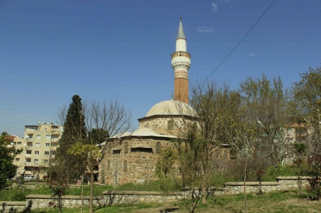 <p><strong>İvaz Paşa Camii</strong></p>

<p>Abdülmüin’in oğlu İvaz Paşa tarafından 1484’de yaptırılmış olan İvaz Paşa Camii, Manisa”nın Mutlu Mahallesi’nde bulunmaktadır.</p>

<p>İvaz Paşa Camii aynı zamanda Edirne’de bulunan üç şerefeli camini küçük bir örneğini temsil etmektedir. Özellikle kesme taş ve tuğla işçiliği kullanılan caminin doğusunda İvaz Paşa’nın mezarı bulunmaktadır.</p>

<p>Zengin detayları vardır ve erken Osmanlı mimarisinin bir örneği durumundadır. Manisa İvaz Paşa Camii içindeki çiniler ve ahşap minberlerin geometrik süslemeleri oldukça dikkat çekici olup; gezip gördüğünüzde fazlasıyla etkileneceğiniz bir atmosferi var. Manisa İvaz Paşa Camii’ni gezdikten sonra Manisa’nın diğer güzellikleri olanAğlayan Kaya’yı, Manisa Müzesi’ni ve Sart Antik Kenti’ni de ziyaret edip yeni yerler keşfedebilirsiniz.</p>
