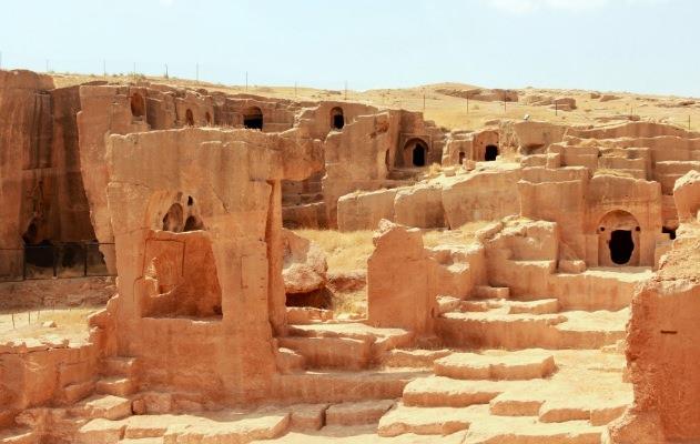 <p>Dara Haraberleri</p>

<p>Dara Harabeleri, Mardin”in güneydoğusunda, Nusaybin’e 30 kilometre uzaklıkta, Mardin-Nusaybin karayolu üzerindeki Oğuz Köyü’ndedir. Ziyaret açısından Mardinin en çok turist çeken yerlerindendir.</p>
