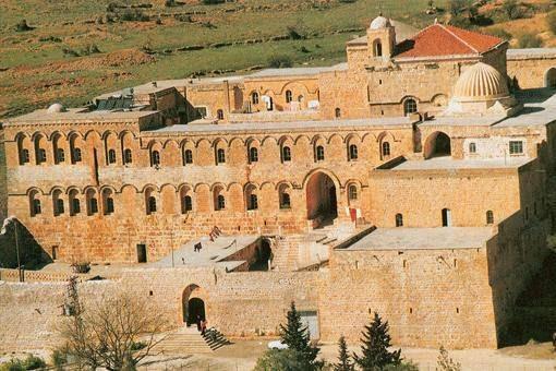 <p>Deyrulzafaran Manastırı</p>

<p>Tarihinin Mardin kuruluşuna kadar indiği düşünülen Deyrulzafaran Manastırı’nın özellikle tavanı dikkatinizi fazlasıyla çekecek. Tavanındaki taşlar sıra halinde dizilmiş fakat taşların aralarında harç olmadan birbirine kenetlenip geometrik şekil verilmiştir.</p>
