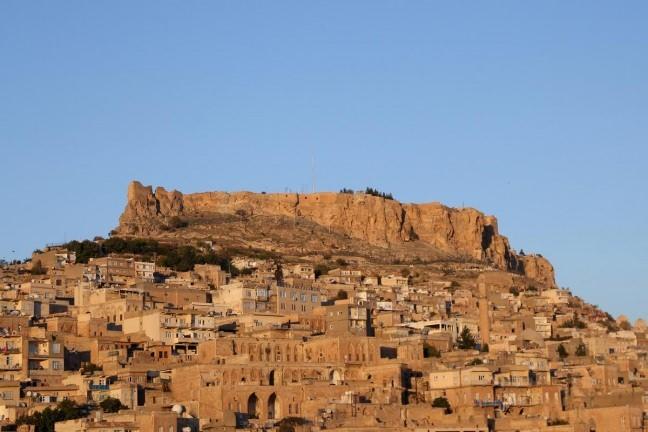 <p>Mardin Kalesi</p>

<p>Adına şarkılar dahi yazılan Mardin Kalesi, Gezip görebileceğiniz listenin en başında olması gereken yerlerdendir.</p>

<p>Şimdi tarihini gözler önüne sermek için hala ayakta olan Mardin Kalesini uzaktan gördüğünüzde bayılacak, kaleye yaklaştıkça hem yapısına hem de sunduğu manzaraya hayran kalacaksınız.</p>
