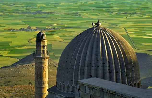 <p>Mardin Ulu Camii</p>

<p>Caminin kim tarafından ve hangi yıl yapıldığı hakkında bilgi bulunmamaktadır. Caminin kapısındaki tarihe göre 1190 yılında inşa edilmiştir. Görselliği ve mimari yapısı ziyaret edenleri büyülemektedir. Caminin iki minaresinden biri kimine göre bir yıldırım düşmesi yıkılmıştır, kimine göre ise deprem sonucu yıkılmıştır. Mardin Ulu Cami’nin en önemli özelliği dört büyük meshebe hitap etmesidir. Caminin minaresinde on sahabenin ismi yazmaktadır.</p>
