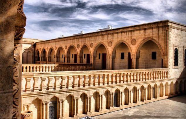 <p>Mor Gabriel Manastırı</p>

<p>Mardin’de bulunan Mor Gabriel Manastırı Midyat ilçesine 23 kilometre uzaklıktadır ve Süryani cemaatine aittir. Deyrulumur Manastırı olarak da bilinmektedir</p>
