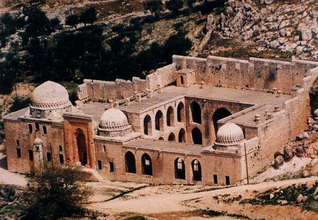 <p>Kasımiye Medresesi</p>

<p>Mardin’in her köşesi tarih, o kadar fazla ki gezilecek ve görülecek yerleri. Kasımiye Medresesi de bunlardan biri. Burada en çok dikkat çeken havuzlu avlu olması. Bu havuz hayatı simgeliyor. Suyun ilk aktığı havuz bebekliği, ikinci akan havuz çocukluğu, üçüncü uzun ince havuz gençliği, dördüncü kısa havuz yaşlılığı, suyun döküldüğü havuz ise mahşeri simgeliyor. Mimarisi oldukça etkileyici.</p>
