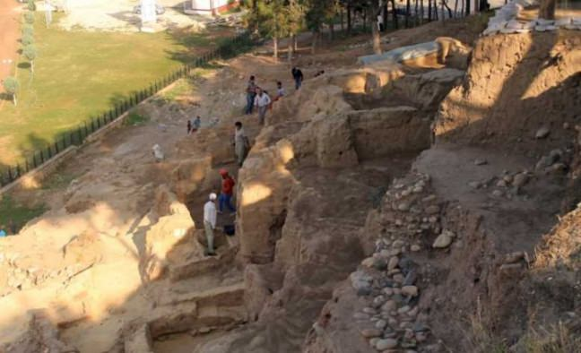 <p><strong>Yumuktepe Höyüğü</strong></p>

<p>Dünyada tarımın ilk yapıldığı yerler arasına adı geçen Yumuktepe Höyüğü‘nün tarihi geçmişi MÖ 7,000 yılına kadar uzanıyor. Neolitik çiftçilerin kurduğu kent, insanoğlunun tarımsal üretim modellerini gözlemlemek için de oldukça önemli bir yapıda.</p>

<p>Tarih boyunca bölgedeki diğer kentlerle sıkı bir ilişki içerisinde olan şehir, dünyada tarımın ilk yapıldığı yerler arasında gösteriliyor.</p>

<p>Höyükten çıkarılan eserler Mersin Müzesi‘nde sergileniyor. Höyükte etkileyici pek bir şey kalmamış olsa da böylesi bir yeri gözlerinizle görmenizi tavsiye ederim.</p>
