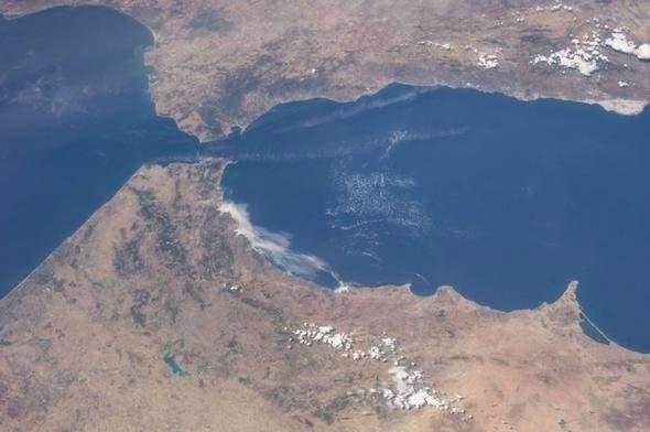 <p>Cebelitarık (İspanya ve Fas'ı buluşturan boğaz)</p>
