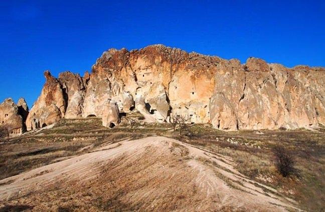 <p>Hallaç Manastırı</p>

<p>Kapadokya-Ortahisar’ın turistler tarafından ziyaret edilen noktalardan biridir Hallaç Manastırı. Büyük bir kütle üzerine yapılmış olan manastır, yüzyıllardan beri doğa olaylarına dayansa da artık yavaş yavaş çökmeye başlamıştır. Yine de turistlerin yoğun ilgisini görmektedir.</p>

<p>Ortahisar’a 1 kilometre uzaklıktadır ve ismini yanında bulunan Hallaç Deresi’nden almıştır. Hallaç Manastırı aynı zamanda kilise olup, Kapadokya’da başka örneği bulunmayan bir yapıdır. 11 yüzyılda inşa edildiği bilinmektedir ve hasta manastırı olduğu düşünülmektedir. </p>

<p>Kapadokya tatilinizde Hallaç Manastırı’nı mutlaka dahil etmelisiniz. Güvercinlik Vadisi, Yılanlı Kilise ve Belisırma Köyü Kapadokya’nın görülmesi gereken noktalarından sadece bir kaçıdır. Tatiliniz sırasında fotoğraf makinenizi yanınızdan sakın ayırmayın.</p>

<p> </p>
