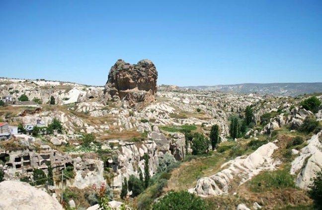 <p>İshak Kalesi</p>

<p>Tarihi Kapadokya bölgesinin önemli yapılarından biridir İshak Kalesi. Ortahisar Kalesi’nin karşısında bulunur ve derler ki; Kapadokya Ortahisar Kalesi ile İshak Kalesi’ni birbirine bağlayan bir tünel vardır. Savaş dönemlerinde halkın bu tünelle ibadethanelerine ve evlerine gidildiği bilinir. Tabii bu bilgi kesinlik kazanmamıştır.</p>

<p>İnsanlar tarafından savunma ve yaşam alanı olarak kullanılmıştır İshak Kalesi. Ortahisar’da bulunan kale, yıl içerisinde birçok turisti ağırlamaktadır. Diğer tarihi alanlara ve doğal güzelliklere yakınlığı sebebiyle de keyifli bir yolculuk sunan İshak Kalesi, tüm görkemiyle sizleri bekliyor.</p>

<p> Kapadokya tatilinizde Ortahisar Etnografya Müzesi’ni ve Kapadokya Etnografya Müzesi’ni ziyaret edebilir ve tarihe kısa yolculuklar yapabilirsiniz.</p>
