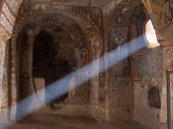 <p>Yılanlı Kilise</p>

<p>Nevşehir-Kapadokya’da bulunan Ihlara Vadisi’ndeki Yılanlı Kilise, günümüze kadar gelebilmiş yapılardan biridir.</p>

<p>İki bölümden oluşan Yılanlı Kilise’deki ikonalar sağlamlığını hala korumaktadır. Kilisenin şiir gibi bir güzelliğe sahip olanIhlara Vadisi’nde gidebileceğiniz yerler arasındaki Yılanlı Kilise’nin üzeri beşik tonozla örtülmüştür. Kuzey duvarlarının içerisinde ise keşiş mezarları bulunmaktadır.</p>

<p>Batı duvarında bulunan yılanların saldırısına uğramış dört günahkar kadınla ilgili olan freskolar sebebiyle ismi Yılanlı Kilise olarak adlandırılmaktadır. Kapadokya gezinizde göreceğiniz çok yer olacak. Belisırma Köyü, Özkonak Yeraltı Şehri, Saklı Kilise, Karanlık Kilise, Ayvasil Kilisesi, gezi listenizde olmasını önerdiğimiz yerler arasında. Bir doğal güzelliğin içinde etkileyici bir tarihi yapı olan Yılanlı Kilise de gezi duraklarınız arasında etkisinde kalacağınız noktalardan biridir. Kapadokya gezinizde, Kapadokya Havalimanı’nı kolay bir ulaşım için tercih edebilirsiniz.</p>
