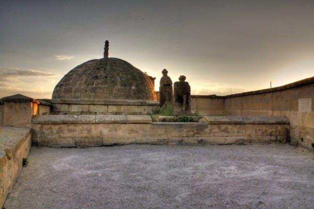 <p>Temenni Tepesi</p>

<p>Benzersiz bir bölge olan Kapadokya’da her adım attığınızda mistik bir atmosferin içinde tarihi dokuların güzelliklerini keşfedersiniz. Yeraltı şehirleri, ören yerleri, camiler, kiliseler, doğal güzellikler…</p>

<p> </p>

<p>Tarihinde birçok medeniyete ev sahipliği yapan Kapadokya’da Ihlara Vadisi, Saklı Kilise, Belisırma Köyü,Derinkuyu Yeraltı Şehri, Kaymaklı Yeraltı Şehri ve Hacı Bektaş Veli Müzesi görmeniz gereken ilk yerler arasında. Güzellikleri saymakla bitmeyen Kapadokya gezinize Temenni Tepesi’ni de mutlaka dahil etmenizi öneririz.</p>

<p> </p>

<p>Ürgüp manzarasını gözler önüne seren Temenni Tepesi’nde bir şeyler içip bölgenin tadını çıkarmalısınız. Gerçekten benzersiz bir duygu olacak sizler için. Neredeyse Kayseri’ye kadar çevreyi görebileceğiniz Temenni Tepesi’ne sokak aralarından 10 dakikada ulaşabilirsiniz. </p>

<p> </p>

<p>Aynı zamanda en güzel vakitlerinizi burada geçirirken fotoğraf çekmeyi sakın unutmayın. Bir seyir noktası olan Temenni Tepesi, Ürgüp’ün tüm güzelliğini gözler önüne sermeye hazır. Tatiliniz sırasında bölgenin gezilecek yerlerine kısa ziyaretler yapabilir ve keyifli günler geçirebilirsiniz. Yolculuğunuz sırasında Kapadokya Havalimanı’nı tercih edebilirsiniz.</p>
