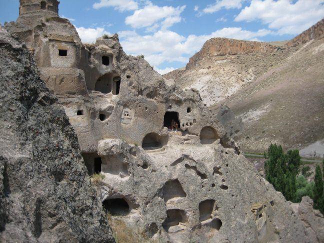 <p>Saklı Kilise</p>

<p>Nevşehir’de bulunan ve çok geç tarihlerde bulunduğu için adına Saklı Kilise denen bu tarihi yapının gerçek adı Aya Lonnes’dir. El Nazar Şapeli’nin yakınında bulunan kilise, üç apsislidir.</p>

<p>Düz tavanında haç ve geometrik süslemeler kullanılmıştır. 11. Yüzyılda yapıldığına dair fikirler öne sürülmektedir.</p>

<p>Aynı zamanda kilisenin önemli süslemeleri arasında olan resimler doğrudan ana kaya üzerine yapılmıştır. NevşehirGöreme’de bulunan Saklı Kilise, ilginç yapısıyla içerisindeki farklı süslemelerle ve renklerin canlılığıyla sizi fazlasıyla şaşırtacak. Eğer tarihi bir gezi yapmayı planlıyorsanız, rotanızı bu yıllarca saklanmış olan kiliseye de çevirebilirsiniz. </p>
