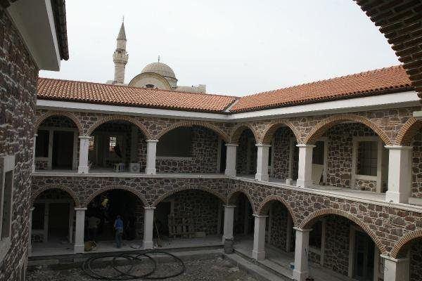 <p>Ürgüp Taşkın Paşa Cami</p>

<p>Karamanlılar döneminde yapılan Cami Ürgüp’ün Damsa Köyü’nde yer almaktadır.</p>

<p>Cami’nin ceviz ağacında yapılmış mihrabi AnkaraEtnografya Müzesi’nde sergilenmektedir. Cami’nin yapıldığı alanda aynı ismi taşıyan bir de medrese vardır.</p>
