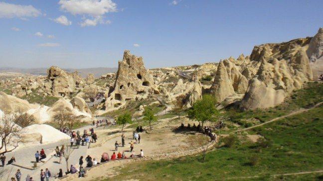 <p>Göreme Açık Hava Müzesi</p>

<p>Kapadokya bölgesinin en önemli turistik mekanlarından Göreme’de yer almaktadır. </p>

<p>Göreme’ye yaklaşık 2 Km. mesafedeki müze, doğal oluşum sonucu meydana gelmiş bir vadinin başında yer almaktadır.</p>

<p>Müze Kayseri Başpiskoposu Aziz Basil tarafından yaptırılmıştır. 1000 yıl kadar eğitime devam eden müze içerisinde, kilise, manastır, şapel, yemekhane, mutfak gibi yaşam alanlarının da olduğu kompleks bir yapıdadır.</p>

<p> </p>

<p>Göreme Açık Hava müzesine müze kart ya da müze girişinde olan gişeden tek kullanımlık kart ile girebilirsiniz. Göreme’de konaklıyorsanız yürüyerek kısa sürede müzeye ulaşabilirsiniz. Ürgüp, Uçhisar gibi daha uzak yerlerden kendi aracınız ile geliyorsanız geniş bir otopark var.</p>

<p> </p>

<p>Müze’de gezip, göreceğiniz tarihi yapılar şöyledir, rahibelerin manastırı ve yaşam alanları, rahiplerin manastırı ve yaşam alanları, Aziz Basel’in Şapeli, Elmalı Kilise, Azize Barbara Kilisesi, Yılanlı Kilise, Manastır eğitmenlerinin yemekhanesi, Karanlık Kilise, Azize Catherine Şapeli, Çarıklı Kilise, Manastır öğrencilerinin yemekhanesi, İskeletli Şapel.</p>

<p> </p>
