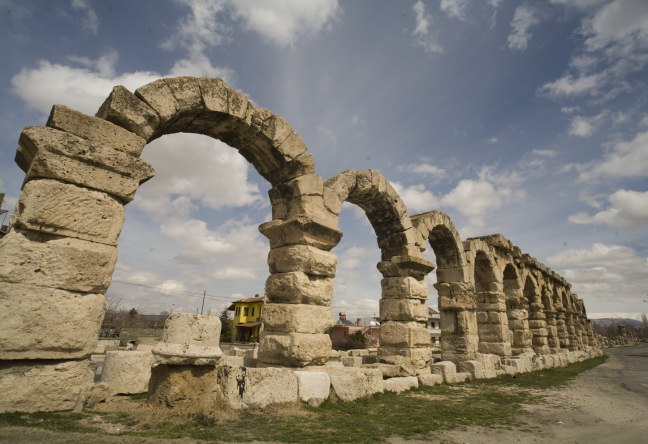 <p><strong>Tyana Ören Yeri</strong></p>

<p>Antik Tyana Ören Yeri, Bor ilçesi, Kemerhi­sar kasabasındadır. Ören yeri, Kemerhisar Kasabası’nın büyük bir bölümünün altında kalmıştır. Kasabanın muhtelif yerlerinde çe­şitli durumlarda bulunan önemli heykeltıraş­lık eserler ve ören yerinde yapılan bilimsel kazılar neticesinde çıkan eserler ve mimari parçalar Niğde Müzesi’nde sergilenmekte­dir. </p>
