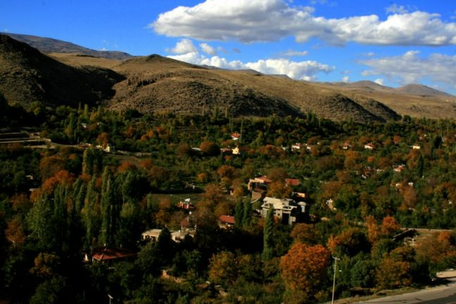 <p><strong>Niğde Kayardı Bağları</strong></p>

<p>Kayardı Bağları, Niğde için önemli ve ünlü yeşil alan bölgesidir. Kayardı, Niğde için bir soluklanma alanıdır; o nedenle yaşaması ve yaşatılması için duyarlı olmakta gerekiyor. Bu bağlamda bölge için salt bağı olanların çabası yetmez Niğde Akciğeri olan bölge için tüm kent halkı sahiplenici olmalıdır. Kent geleceğe taşınırken bu değerli bölgelerin korunmasının çok önemi vardır.</p>
