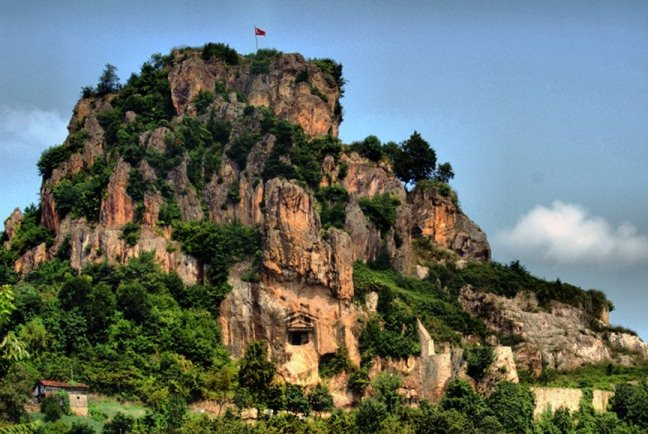 <p>Ünye Kalesi</p>

<p>2500 yıllık olduğu bilinen bu kale adından da belli olduğu üzere Ordunun Ünye ilçesi içerisindedir. Fakat Köy ismini Kaleden almış olup 2. Mitradates tarafından yaptırılmıştır. 2006 yılında belediyenin kalenin  bitki örtüsünü temizleyip daha güzel görünmesini sağlamıştır.</p>
