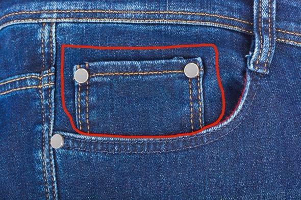 <p>Kot pantolondaki minik cepler <br />
<br />
Çoğumuz kot pantolonlarımızın minik ceplerinin ne işe yaradığını anlamayız. Zira o bölüm para ya da başka bir şey koymak için ziyadesiyle küçük ve dar. Bu cepler aslında 1800’lerde kullanılan zincirli cep saatlerini koymak için tasarlanmış.</p>