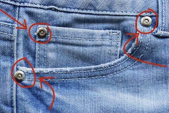 <p>Cep kenarlarındaki tuhaf düğmeler <br />
<br />
Levi Strauss ilk kot pantolonu ürettiğinde en büyük problem, pantolonu giyen işçilerin hareketlerinden ötürü sık sık yırtılma sorunlarının görülmesiydi. (O dönemler kot pantolonu en çok altın işçileri giyiyordu.) Bu düğmeler de esasında yırtılma problemlerini engelleyebilmek için yapılmıştı.</p>