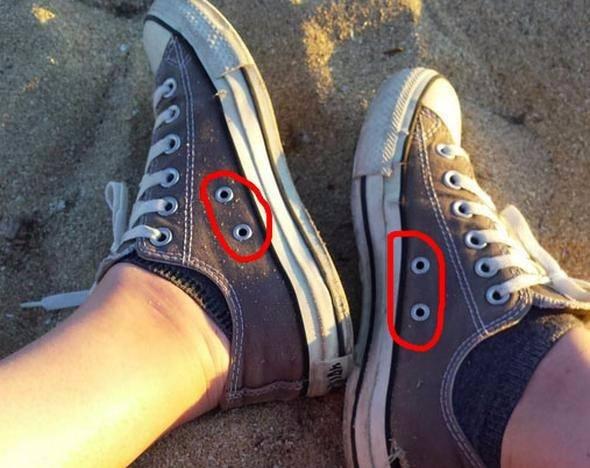<p>Converse ayakkabılardaki delikler <br />
<br />
Converse’in kenarındaki anlamsız gibi görülen deliklerin amacı havalandırmak. Ayrıca, uzun olan bağcıkları bağlamak için ekstra bir alan olarak da düşünülmüş çünkü Converse aslında bir basketbol ayakkabısı olarak üretilmiş.</p>