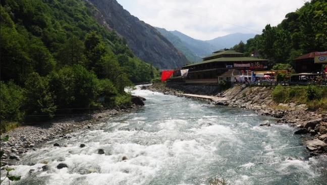 <p><strong>Fırtına Deresi</strong></p>

<p>Fırtına Deresi üzerinde birçok taş köprü var. Bu köprüler en az 100 yıllık. Gidip o köprülerin üzerinde durmak ortasından bir fotoğraf çekmek bile geçmişe gidip gelmek gibi.</p>

<p>Hele bir de Rafting yapmayı sevenlerdenseniz Fırtına Deresinden Rafting hayatınızda yaşadığınız en güzel deneyimlerden biri olacaktır. </p>
