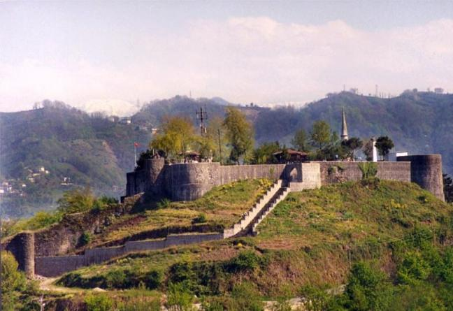 <p>Rize Kalesi</p>

<p>Bütün şehri ayağınızın altına aldığınız kale. 360 derece seyir terası desek yeridir. Kalenin üstündeki çay bahçelerinde dinlenip bu enfes manzaraya karşı çayınızı içebilirsiniz.</p>
