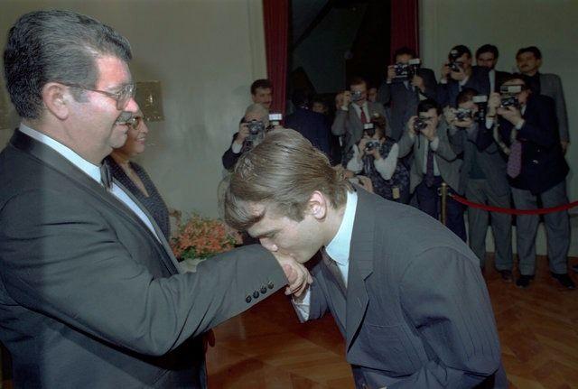 <p>"Bütün Türkler'e bizim oradaki kardeşlerimize hayatı çekilmez hale getiriyordu. Hükümet birçok kez Bulgar Türkler'ine kapıyı açtı. Bulgar hükümetinin bu göçlere engel olmaması için uluslarası ilkelere uyarak notalar verdi. Bulgaristan'da yaşayan yüzlerce soydaşlarımız Türkiye'ye döndü. Naim'in Türkiye'ye iltica etmesi, Bulgaristan'da Türkler'e yapılan zulmü bütün dünyaya kabul ettiren çok önemli gösterge oldu."</p>

