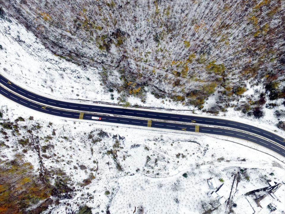 <p>Kar yağışının ardından beyaza bürünen Bolu Dağı'nın Düzce kesimi, drone ile havadan görüntülendi.</p>
