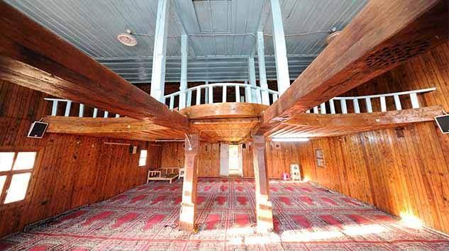 <p>Gökgöl Camii</p>

<p>Samsun-Asarcık’ın sınırları içerisinde bulunan Akyazı Köyü’nde Türk ahşap işçiliğinin en güzel örneklerinden biri vardır. </p>

<p><br />
Yeşil bir bahçe içerisinde bulunan Gökgöl Camii, kitabesindeki bilgiye göre 1870 yılında onarılmıştır. Tamamı ile ahşaptan yapılan caminin çift kanatlı ahşap kapılarının güzelliği ve diğer tüm detayları görülmeye değerdir. Asarcık’ta bulunduğunuz günlerde Gökgöl Camii’nin muazzam mimarisini görme fırsatını kaçırmayın.</p>
