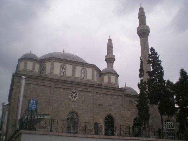 <p>Samsun Büyük Camii</p>

<p>Büyük Camii, Samsun’un en büyük ibadet mekanıdır. İlk olarak 1300 yılında Hıdır Bey tarafından yaptırılmıştır.<br />
Ahşap olarak yapıldığından dolayı 1869 yılında bir yangın sonucu tamamen yıkılmıştır. 1884 yılında ise Batumlu Hacı Ali Efendi tarafından ise tekrar inşa edilmiştir. Cami, şehir merkezinde bulunan Kale Mahallesi’nde yer almaktadır.</p>
