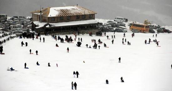 <p>Samsun Ladik Akdağ Kayak Merkezi</p>

<p>Samsun Ladik Akdağ Kayak Merkezi’nin zemini, eşine rastlanmayan bir yüzeye sahiptir. Bu durum gerek kayakçının çok daha rahat ve risksiz kaymasını gerekse karın yüzeyde çok daha fazla kalmasını sağlar.</p>

<p>Samsun Ladik Akdağ Kayak merkezinde 6 adet pist alanı bulunmakla birlikte pist uzunluğu 1600-3500 metre arasında değişmekte olup, telesiyej uzunluğu 1365 metredir. Son yıllarda kayak için çok fazla tercih edilen kayak merkezi özellikle Çorum, Amasya, Tokat gibi yakın illerden yoğun ilgi görmekte.</p>
