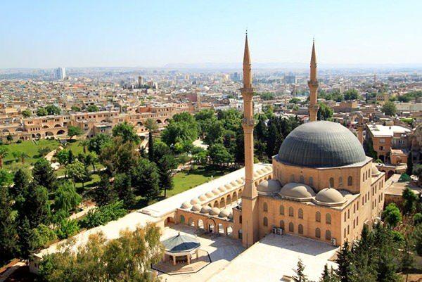 <p>Mevlid-i Halil Camii</p>

<p>Hz. İbrahim’in (aleyhisselam) doğduğu mağaranın bitişiğinde yer alan Mevlid-i Halil Camii’nin avlusu ve avlu kapısı Hacı Müslim Hafız tarafından 1947 yılında halkın yardımı ile yaptırılmıştır.</p>
