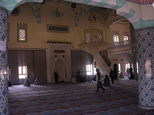 <p>Selahaddin Eyyubi Camii</p>

<p>Eskiden Selahaddin Eyyubi Camii’nin bulunduğu yerde Aziz Yuhannes (Vaftizci Yahya) Kilisesi bulunuyordu. Selahattin Eyyubi döneminde bu kilisenin üzerine 900–1250 yılları arasında camii yapılmıştır. İbadet alanı, epeyce geniş ölçüde pencerelerle aydınlatılmıştır. Bu pencerelerin kenarlarında yarım sütunlar ve birbirlerine dolanmış ejder kabartmaları bulunmaktadır. Ayrıca yarım sütunların başlıkları üzerindeki haç taşıyan azizler ve kuş figürleri de yapının camiye çevrilmesinden sonra sıva ile kapatılmıştır.</p>
