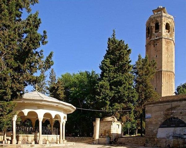 <p>Hasan Padişah Camii</p>

<p>Şanlıurfa il merkezinde bulunan bu cami, iki değişik zamanda yapılmıştır. Önündeki tek kubbeli bölüm Tokdemir isimli bir Türk Beyi tarafından, ana yapı ise Uzun Hasan olarak tanınan Şeyh Yakup tarafından 1499 yılında yaptırılmıştır. Bu camiinin, Akkoyunluların Şanlıurfa’ya egemen olduğu dönemde yapıldığı düşünülmektedir. Cami kesme taştan yapılmış olup, geniş bir avlunun ortasındadır.</p>
