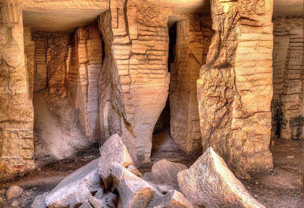 <p>Bazda Mağaraları</p>

<p>Harran-Han El Ba’rur yolunun 19 km ilerisinde yolun sağında yer alır. Burası eski bir taş ocağıdır. Kayalara yazılmış Arapça kitabelerden buranın 13. yüzyılda Abdurrahman el-Hakkari, Muhammed ibn-i Bakır, Muhammed El Uzzar tarafından işletildiği anlaşılmaktadır</p>
