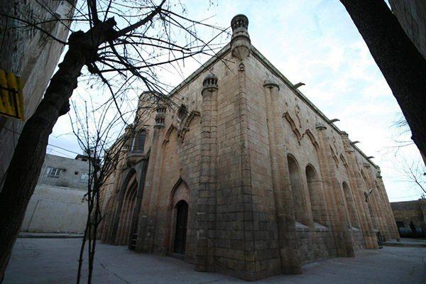 <p>Fırfırlı Camii</p>

<p>Yapı kilise olarak inşa edilmiştir. Hristiyanlık açısından büyük önem taşıyan Varak haçı 1092 yılında Urfa’ya getirilerek bu kiliseye konulmuştur. Buraya Aziz Havariyun Kilisesi de denir. 1956 yılında camiiye çevrilmiş yapı kesme taştan ve üç nefli bazilika türünde inşa edilmiştir.</p>
