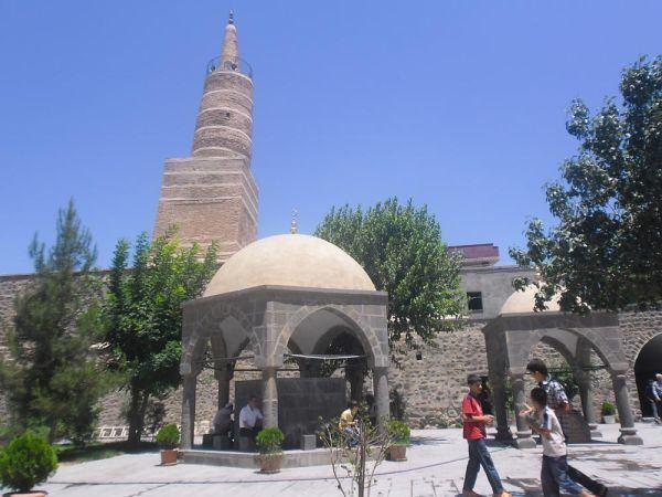 <p>Cizre Ulu Camii</p>

<p>639 yılında kiliseden camiye çevrilmiştir. Abbasi döneminde onarıma alınmıştır.1160 yılında Cizre Emiri Baz Şah ın oğlu Emir Ali Sencer tarafından büyük onarıma alınmış olup,minaresi 1156 yılında dört köşe şeklinde yapılmıştır. Cizre Ulu Cami, ortası delik büyük değirmen taşlarına benzer taşların üst üste konulup sütun yapılması ile üzerlerine kubbeler konulmak suretiyle yapılmıştır. Bu kubbeler demir köşebentlerle birbirlerine sütunlar bağlanarak sağlamlaştırılmıştır. Her kapının üzerinde kur an-ı Kerim ayet ve sureleri bulunur. Büyük demir kapısı şu anda Topkapı Sarayı Müzesi’nde 1983 ten beri muhafaza altına alınmıştır. Üzerinde gümüş motifler, bakır şekiller, kufi yazılar bulunmaktadır. Cizre Ulu Cami kapı tokmakları dünyaca meşhur bir oymacılık sanatının en mühim şaheseridir. Fizikçi ve sanat adamı İsmail Ebul-iz El Cezeri bu tokmakları yapmıştır. Ulu Cami mescit kısmı Vakıflar Genel Müdürlüğünce restorasyona alınmıştır. Ancak Ulu Cami Külliyesi’nin batı, doğu ve kuzey kısımları onarıma alınması gerekmektedir.</p>
