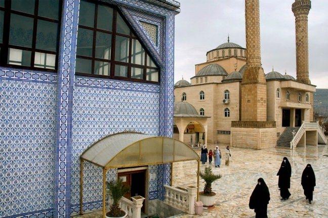 <p>Nuh Peygamber Camii</p>

<p>Tufan olayından bu yana insanlığın ikinci babası olan Nuh Peygamber(A.S) kendi adıyla anılan camide yatmaktadır. Dağkapı mahallesinin tepe noktasında, Dicle Nehrinin coşup ulaşamayacağı bir noktada yapılmıştır. Nuh Peygamberin mezarı alt bodrum katındadır. Eski kullanılan mihrap hala durmaktadır. Caminin ikinci kat kısımları zamanla yıkıldığından halkça onarımlar yapılmış, düz beton atılmış, aslından saptırılmıştır.</p>
