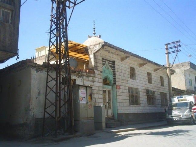 <p>Mushafireş Camii</p>

<p>Cizre Dağkapı Mahallesinde Yeni çarşıda bir camidir. İçinde,19l6 yılına kadar Hz. Osman tarafından Cizre’ye gönderilen bir Kur an-ı Kerim sağlam bir şekilde mevcut bulunmaktaydı. Daha sonra çıkan bir yangın sonucunda kısmen yanmıştır. Cami komşularından bir şahıs tarafından kalan kısmı kurtarılmıştır.</p>
