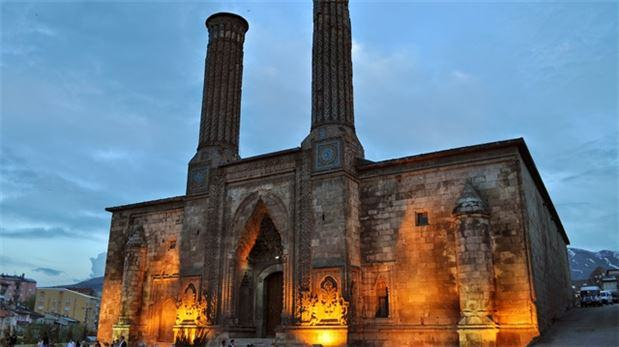 <p><strong>Çifte Minareli Medrese</strong></p>

<p>Taç kapı üzerinde yer alan kitabesine göre 1271 yılında İlhanlılar Veziri Şemseddin Cüveyni tarafından yaptırılmıştır.</p>

<p>Medrese, süslemeli taç kapısı ve tuğla-çini örgülü iki minaresi ile dikkati çekmektedir.</p>
