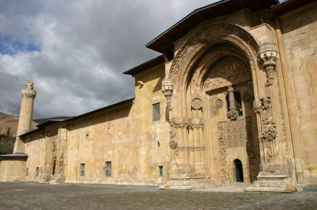 <p><strong>Ulu Camii</strong></p>

<p>Anadolu Selçuklu Devleti sultanı II.Kılıçarslan'ın oğlu Kutbeddin Melikşah tarafından 1196 yılında yaptırılmış camiidir.</p>

<p>Camii olarak kullanılmaya devam edilmektedir.</p>
